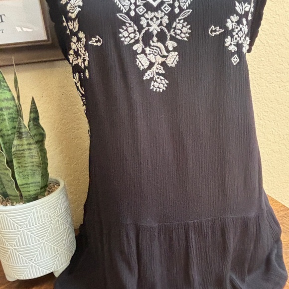 Embroidered Top - Picture 3 of 6